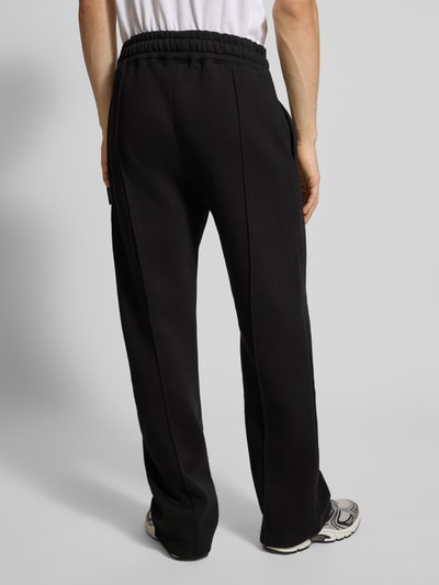 PROHIBITED Spodnie dresowe o luźnym kroju z wyhaftowanym logo i elastycznym pasem Czarny 5