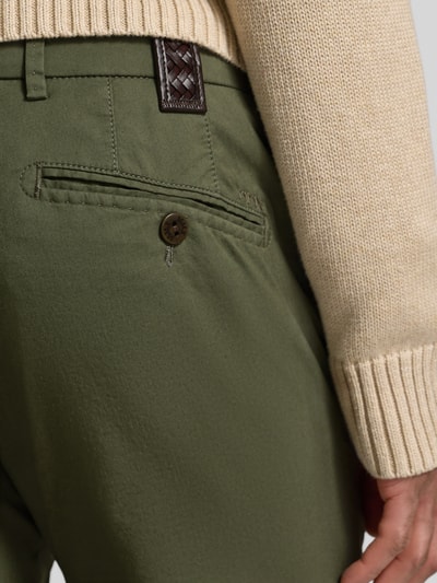 Mannenmodel draagt Hose mit Gesäßtaschen Modell 'Lupus' van Mmx in olijfgroen, regular fit, katoenmix met stretch, detailopname rug.