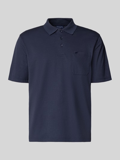 Produktfoto, Regular Fit Poloshirt mit Brusttasche von Christian Berg Men, granatowa mieszanka bawełny, kołnierzyk polo, listwa guzikowa, kieszeń na piersi.