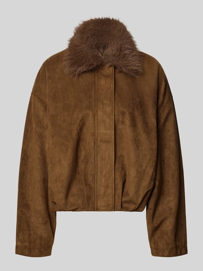 Produktfoto, Relaxed Fit Jacke mit Kunstfellbesatz von REVIEW in warmem Braun, Suede-Optik, eingefasster Bund, glatte Textur.
