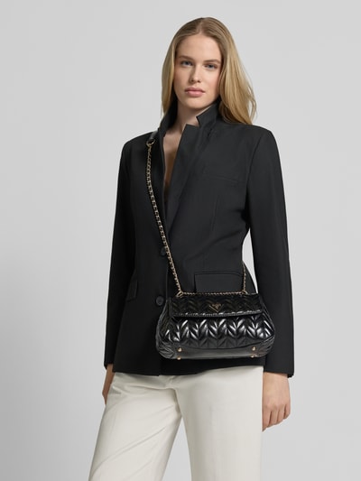 Kobiece modelka nosi Handtasche mit Label-Applikation Modell 'CHERYL' od Guess, czarny kolor, faktura pikowana, długość paska 117 cm, szerokość w rozmiarze 26 cm, długość 16 cm, głębokość 9 cm, główna komora z magnetycznym zapięciem, ujęcie całej sylwetki z przodu.