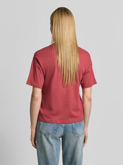 Männermodel trägt T-Shirt mit 1/2-Arm von Jake*s Casual, bawełna, luźny krój, okrągły dekolt, kolor czerwony, widok całej sylwetki z tyłu