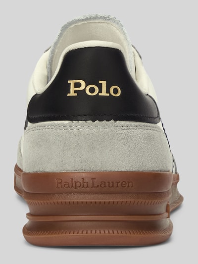 Produktfoto, Low Top Sneaker aus echtem Leder von Polo Ralph Lauren, wielokolorowa optyka, zaokrąglony nosek, płaski obcas, tłoczenie logo, logo haftowane, nadruk logo, sznurowany, podeszwa z fakturą, zamsz i skóra licowa, wykonany z prawdziwej skóry