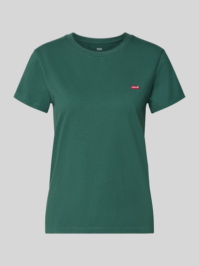 Produktfoto, Regular Fit T-Shirt aus reiner Baumwolle von Levi's®, dunkelgrün, glatte Textur, kurze Ärmel, rote Logo-Applikation auf Brust