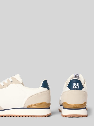 Produktfoto, Sneaker mit Label-Details Modell 'COSMOS' von Napapijri in Beige und Weiß, abgerundete Spitze, Gummisohle, sichtbare Label-Elemente