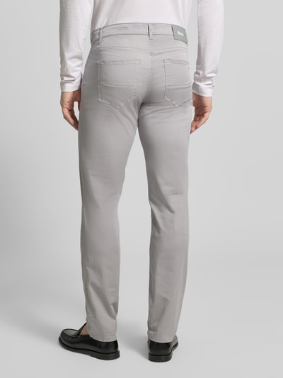 Männermodel trägt Regular Fit Stoffhose mit Lyocell-Anteil Modell 'Cadiz' von Brax in Hellgrau, 5-Pocket-Design, Ganzkörperansicht Rückansicht. Elastischer Baumwoll-Mix, Knopf- und Reißverschluss, Bundweite 107 cm, Innenbeinlänge 81 cm bei Größe 32/32.