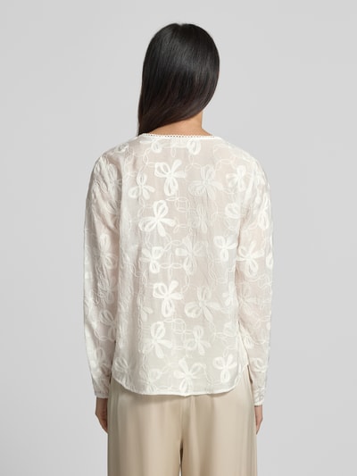 Vrouwenmodel draagt Bluse aus Viskose-Mix mit Knopfleiste Modell 'Randy' van FREE/QUENT, recht model, Serafino-kraag, elastische mouwuiteinden, beige-tinten, bloemenstructuur, ruglengte 63 cm, mouwlengte 57 cm, Ganzlichaamsaanzicht achteraan.