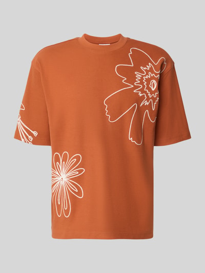 Produktfoto, T-Shirt mit Motiv-Stitching von JAKE*S STUDIO MEN aus Baumwoll-Mix mit Stretch-Anteil, Regular-Fit, Rundhalsausschnitt, leuchtendes Orange, weiße florale Stickerei, glatte Textur, Rückenlänge bei Größe M: 69 cm.