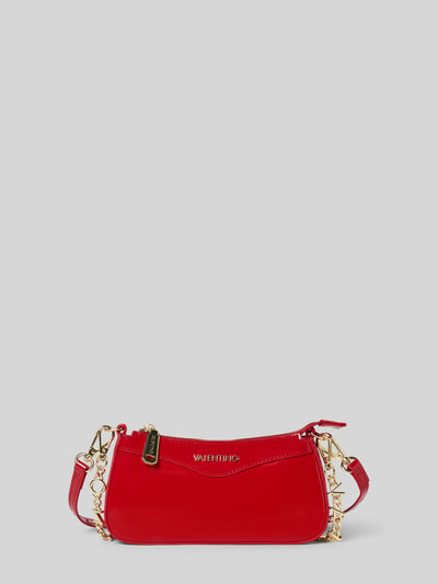 Produktfoto, Shoulder Bag mit Logo-Detail Modell 'Elly' von VALENTINO BAGS in glänzendem Rot mit goldfarbenen Ketten-Optik, Reißverschluss, abnehmbarer Schulterriemen, kompaktes Rechteck-Format, Reißverschlusstasche innen, Maße 20x10x4 cm, Länge Schulterriemen 112 cm.