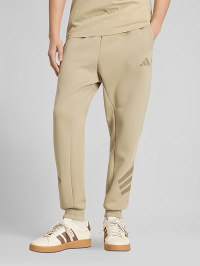 adidas Sportswear Regular Fit Sweathose mit Tunnelzug Oliv 4