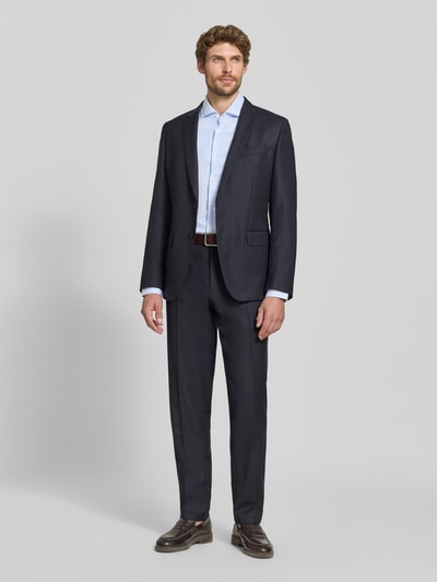Männermodel trägt Slim Fit Businesshemd aus Baumwoll-Mix Modell 'HANK' von BOSS, heller Stoff, klassische Form, Ganzkörperansicht von vorne, Herren Businesshemd von BOSS.