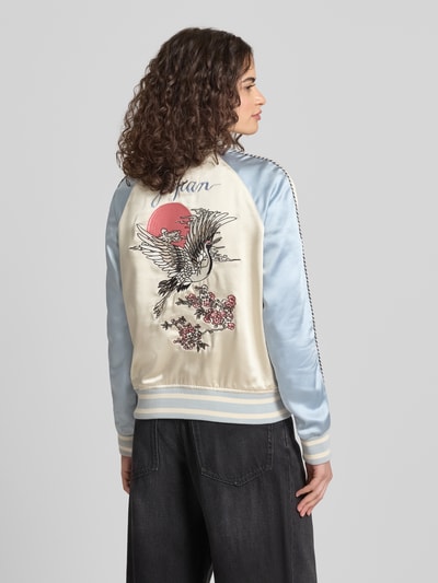 Männermodel trägt Bomber Jacke mit Motiv- und Logo-Stitching von Superdry, satyn, kremowy i jasnoniebieski, elastyczne wykończenia, krótki kołnierz, Szerokość w rozmiarze S: 53 cm, długość pleców: 58 cm, widok całej sylwetki z tyłu.