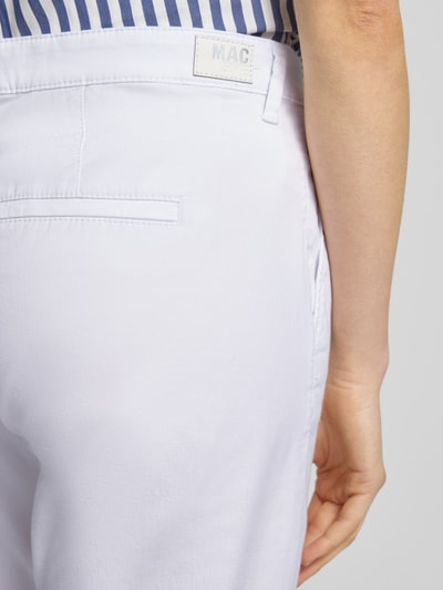 Vrouwenmodel draagt Chino mit Eingrifftaschen van MAC, licht katoenen-elastaan-mix, regular fit, zijdelingse steekzakken, detailopname rug.