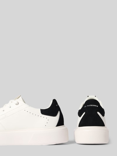 Produktfoto, Low Top Sneaker aus echtem Rindsleder von Marc O'Polo in Weiß mit schwarzer Ferse, unifarbenes Glattleder, leicht profilierte Sohle.