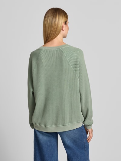 Vrouwenmodel draagt sweatshirt met structuurpatroon Model 'USCOW' van American Vintage, puur katoen, relaxed fit, ronde hals, ruglengte maat XS/S 64 cm, ganzebodyvooraanzicht rugaanzicht.