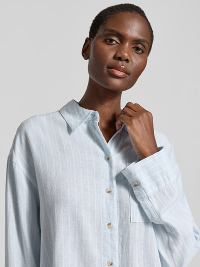 Frauenmodel trägt Relaxed Fit Langarmbluse aus Leinen-Viskose-Mix von s.Oliver RED LABEL, mehrfarbig, gestreift, Nahaufnahme Oberkörper.