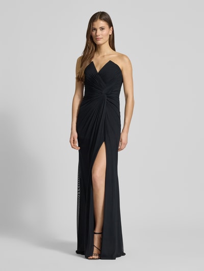 Frauenmodel trägt Regular Fit Abendkleid mit Gehschlitz von Mascara in Schwarz, schulterfreies Design mit Raffungen und Mesh, Ganzkörperansicht von vorne.