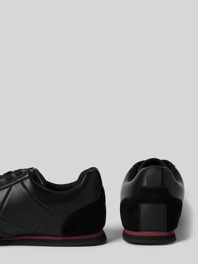 Produktfoto, czarne Schnürschuhe aus Leder-Mix Modell 'Olmo' von Guess, profilowana podeszwa, zaokrąglony kształt, logo, kontekst: męskie buty sznurowane, obcas 2 cm, wysokość cholewki 9 cm, szerokość 9 cm.