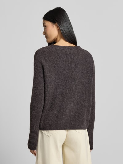 Frauenmodel trägt Strickjacke aus Alpaka-Mix von MOS MOSH in Dunkelbraun, lockere Passform, gerippte Abschlüsse, Ganzkörperansicht Rückansicht. Rückenlänge bei Größe S: 46 cm, Ärmellänge: 58 cm, Material mit Baumwoll- und Stretch-Anteil.