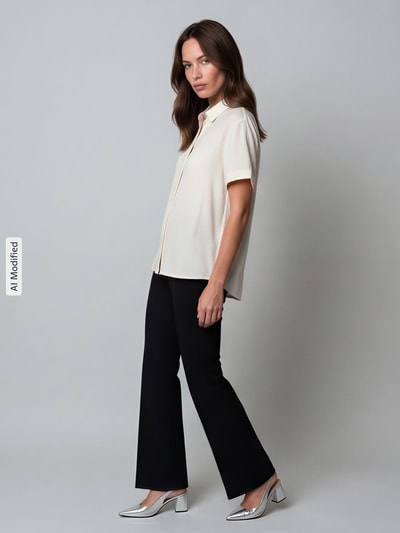 Frauenmodel trägt Regular Fit Hemdbluse mit 1/2-Arm von Jake*s Casual, Viskose-Mix, cremefarben, Kentkragen, Knopfleiste, Ganzkörperansicht von vorne.