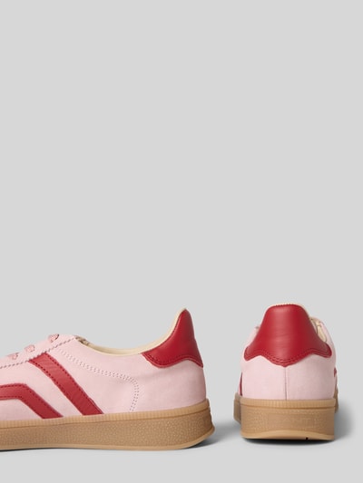 Produktfoto, Sneaker aus echtem Leder Modell 'Cuzima' von Gant mit abgerundeter Passform, Logo-Design, profilierter Sohle, roten und rosafarbenen Leder-Details, 3 cm Absatzhöhe, 8 cm Schafthöhe, 7 cm Schaftweite, Unifarbenes-Design, vor neutralem grauen Hintergrund.