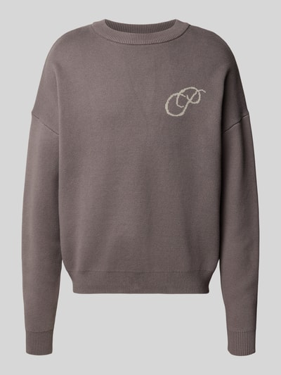 Productfoto, Relaxed Fit Strickpullover aus reiner Baumwolle van PROHIBITED in taupe, ribboorden, labelstitching op borst, Heren, puur katoen, relaxed fit, ruglengte 64 cm, mouwlengte 59 cm