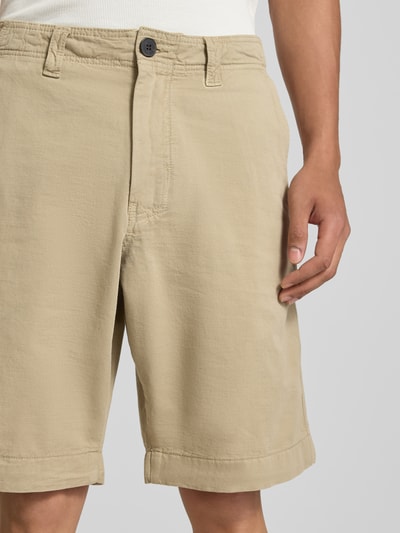 Männermodel trägt Straight Fit Bermuda mit Eingrifftaschen von ANNARR in Beige, Knielänge, Nahaufnahme Oberkörper.