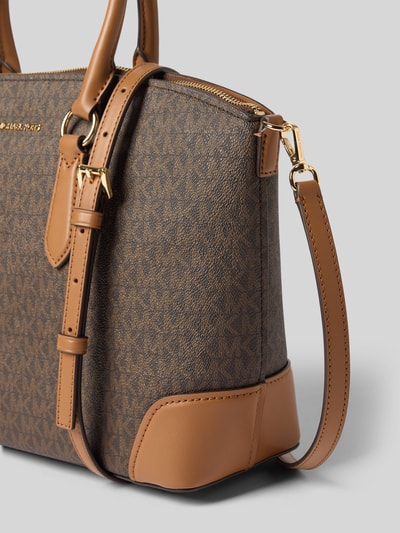 Produktfoto, Handtasche mit Logo-Applikation Modell 'Murphy' von MICHAEL Michael Kors, brązowy allover-Logo-Print, złote detale, gładka faktura, kontekst: damska torebka, główna komora na zamek, pasek na ramię i odpinane uchwyty, Szerokość w rozmiarze 1: 40 cm, długość: 26 cm, głębokość: 12 cm, długość paska: 120 cm