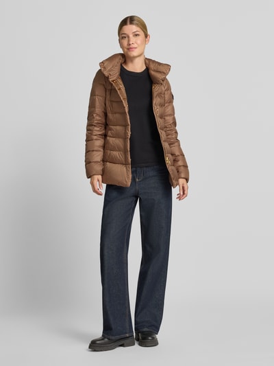 Frauenmodel trägt Steppjacke mit Eingrifftaschen von Peuterey in Braun, eng anliegend, hoher Stehkragen, Jeans, Ganzkörperansicht von vorne. Kontext: Damen Steppjacke von Peuterey, Steppnähte, Abdeckleiste, Rückenlänge 72 cm, Schulterbreite 42 cm, Brustweite 44 cm, Ärmellänge 61 cm.
