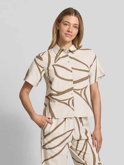 Frauenmodel trägt Bluse aus Viskose-Mix mit Knopfleiste Modell 'PRISILLA' von Vila, beige mit braunem abstraktem Muster, Ganzkörperansicht von vorne.