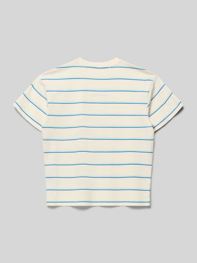 Mädchen trägt Regular Fit T-Shirt aus reiner Baumwolle von s.Oliver RED LABEL, Optik: Allover-Muster, gestreift, Jersey, Ganzkörperansicht Rückansicht.