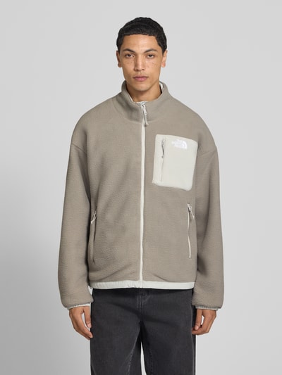 Männermodel trägt Regular Fit Jacke mit Logo-Print Modell 'YUMIORI' von The North Face in Beige, Stehkragen, Eingrifftaschen, Ganzkörperansicht von vorne.