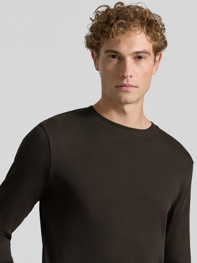 Męski model nosi Slim Fit Longsleeve aus reiner Baumwolle Model 'Enil' von DRYKORN, fakturowany wzór, okrągły dekolt, kolor brązowy, krój slim fit, bluzka z długim rękawem, zbliżenie na górną część ciała
