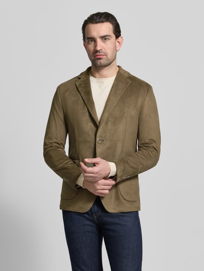 Männermodel trägt Regular Fit Sakko mit Reverskragen Modell 'Benito' von CINQUE in Oliv, elastischer Material-Mix, Nahaufnahme Oberkörper.