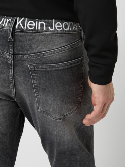 Calvin Klein Jeans Jeansy o kroju slim tapered fit z dodatkiem streczu   Antracytowy 3