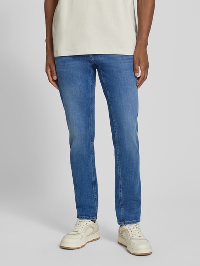 Männermodel draagt Modern Fit Jeans met steekzakken model 'Mitch' van JOOP!, mix van katoen en elastaan, jeans, ganzkörperansicht van voren. Bandwijdte maat 32/32: 42 cm, binnenbeenlengte 78 cm.