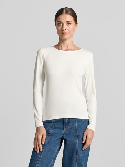 Frauenmodel trägt Longsleeve mit Rundhalsausschnitt Modell 'Liana' von FREE/QUENT in Creme, glatte Textur, gerader Schnitt, Ganzkörperansicht von vorne, Damen Longsleeve aus Viskose-Elasthan-Mix.