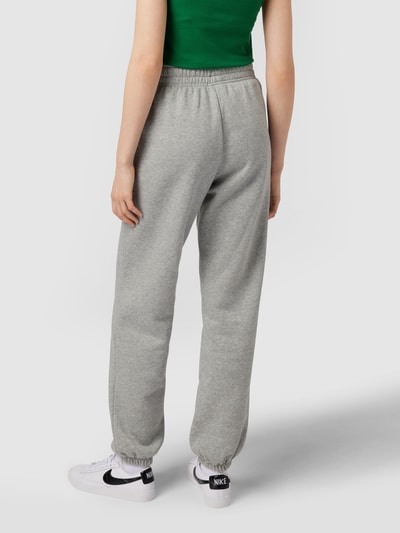 Nike Sweatpants mit Label-Print Dunkelgrau Melange 5