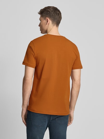 Männermodel trägt T-Shirt mit Label-Details und Rundhalsausschnitt von PME Legend aus Baumwoll-Elasthan-Mix, Regular-Fit, Rückenlänge 70 cm, Rückenansicht