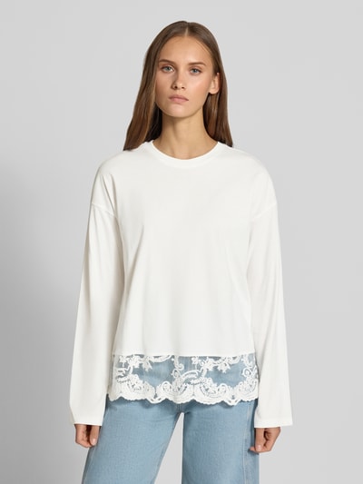 Vrouwenmodel draagt wit shirt met lange mouwen van puur katoen, Regular Fit Langarmshirt aus reiner Baumwolle model 'VIVVI' van ONLY, dames, ganzlichaamsaanzicht van voren.