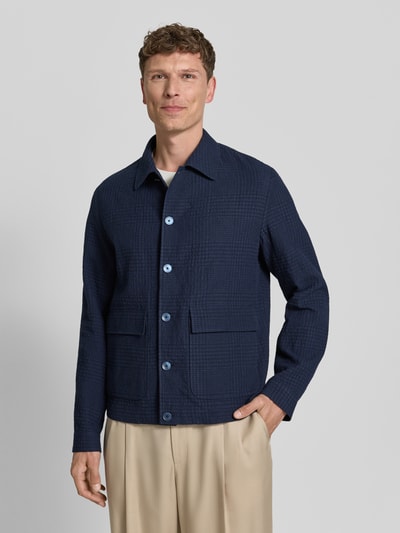 Męski model nosi Regular Fit Hemdjacke aus Leinen-Baumwoll-Mix od bugatti, granatowa faktura, kieszenie z patką, krój regular fit, widok całej sylwetki z przodu.