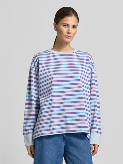Frauenmodel trägt Longsleeve mit Streifenmuster - curated by Tinvcb von SIC, locker geschnitten, reine Baumwolle, Rundhalsausschnitt, Nahaufnahme Oberkörper.