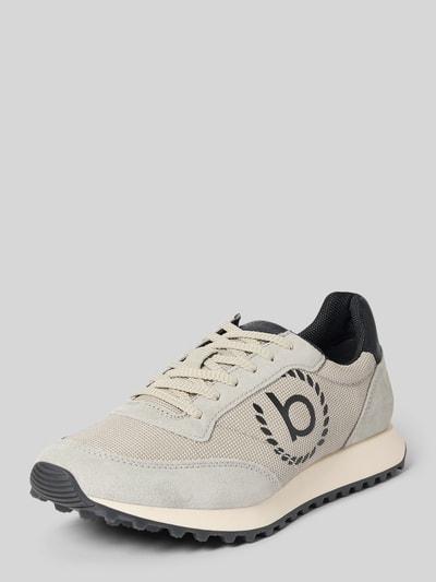 Productfoto, Sneaker met label-details model 'Bierman' van bugatti, afgeronde vorm, vetersluiting, gestructureerde zool, beige tinten, context: heren sneaker, hakhoogte 3 cm, schachthoogte en schachtwijdte 9 cm.