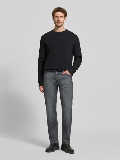 Mannelijk model draagt Relaxed Fit Jeans aus Baumwoll-Mix Modell 'Clint' van Brax in grijs, heren wide & loose fit jeans, geheellichaamsaanzicht van voren.