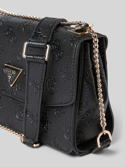 Produktfoto, Handtasche mit Label-Applikation Modell 'CRESIDIA II' von Guess aus schwarzem strukturiertem Leder mit goldener Kette, Hauptfach mit Überschlag, Magnetverschluss und Schulterriemen, Maße: 23x17x8 cm, Riemenlänge 108 cm