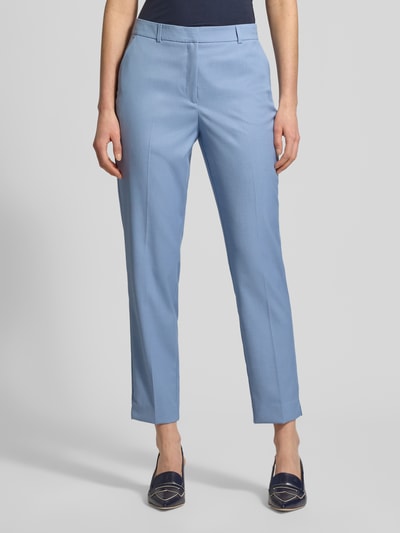 Vrouwenmodel draagt Hose mit Bügelfalten van More & More in lichtblauw, materiaalmix met viscose, slim fit, persplooien, achterzakken, bandwijdte maat 36: 42 cm, binnenbeenlengte maat 36: 71 cm. Ganzlichaamsaanzicht voorkant