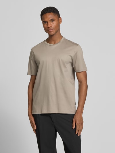 Männermodel trägt T-Shirt mit Rundhalsausschnitt von bugatti in Beige, reine Baumwolle, Slim Fit, glatte Textur, Ganzkörperansicht von vorne.