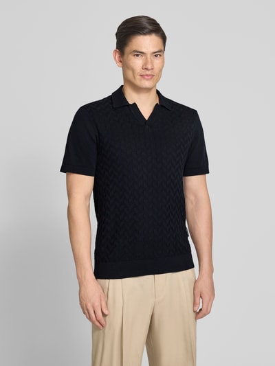 Männermodel trägt Regular Fit Poloshirt mit Strukturmuster Modell 'DYRVIK' von Casual Friday aus reiner Baumwolle, Ganzkörperansicht von vorne.