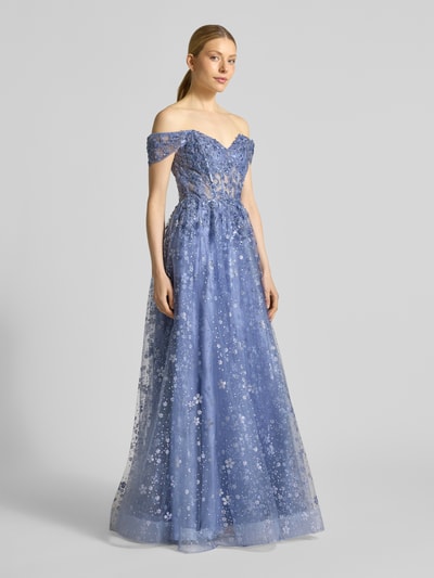 Frauenmodel trägt Maxikleid mit Stitchings und Pailletten von Unique in A-Linie, Mesh-Textur, blauer Farbton, Ganzkörperansicht von vorne.