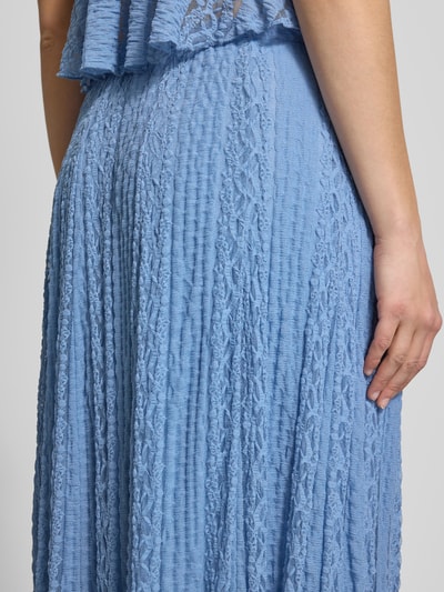 Frauenmodel trägt Maxirock mit Spitze und elastischem Bund von Gina Tricot, hellblau, Material-Mix mit Stretch-Anteil, Detailaufnahme.